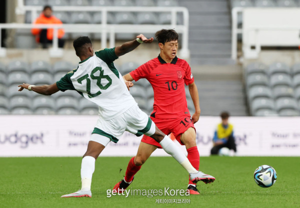 축구 국가대표팀 미드필더 이재성(오른쪽)가 13일 사우디아라비아와의 축구 국가대표팀 평가전에서 상대 선수를 제치고 드리블하고 있다. 사진=게티이미지