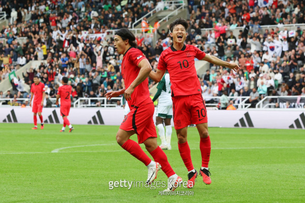 축구 국가대표팀 공격수 조규성(왼쪽)이 13일 사우디아라비아와의 축구 국가대표팀 평가전에서 골을 넣은 뒤 이재성과 기뻐하고 있다. 사진=게티이미지