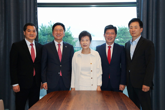 김기현 국민의힘 대표가 13일 대구 달성군 박근혜 전 대통령 사저에서 박 전 대통령을 예방하고 있다.(좌측부터 박대출 정책위의장, 김 대표, 박 전 대통령, 구자근 당대표 비서실장, 유영하 변호사) [사진=국민의힘 제공]