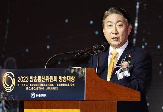 이동관 방송통신위원회 위원장이 11일 오전 서울 중구 롯데호텔에서 열린 2023 방송통신위원회 방송대상 시상식에 참석해 환영사를 하고 있다. 뉴스1