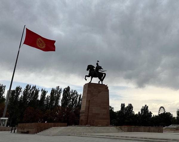 국립역사박물관 앞 넓은 광장. 말을 탄 채 앉아 있는 키르기스스탄의 전설적 영웅인 마나스 동상은 키르기스인의 정체성이다.