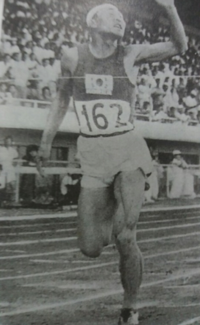 최윤칠 선수가 마닐라아시안게임 육상 1500m 경기에서 1위로 골인하고 있다