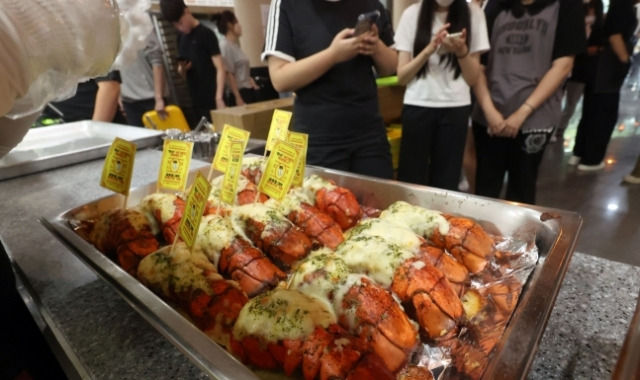 12일 경남 김해시 어방동 인제대 김해캠퍼스 식당에 등장한 랍스터 정식 메뉴. 연합뉴스