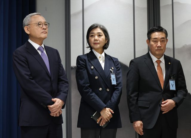 유인촌 문화체육관광부 장관 후보자(왼쪽부터), 김행 여성가족부 장관 후보자, 신원식 국방부 장관 후보자가 13일 서울 용산 대통령실 청사에서 열린 김대기 대통령 비서실장의 2차 개각 발표 브리핑에 배석하고 있다. 연합뉴스