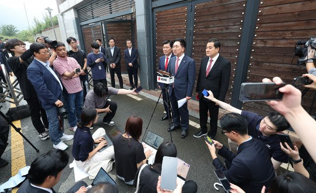 김기현 국민의힘 대표가 13일 오후 대구 달성군 박근혜 전 대통령 사저에서 박 전 대통령을 예방 후 기자들의 질문에 답하고 있다. 연합뉴스