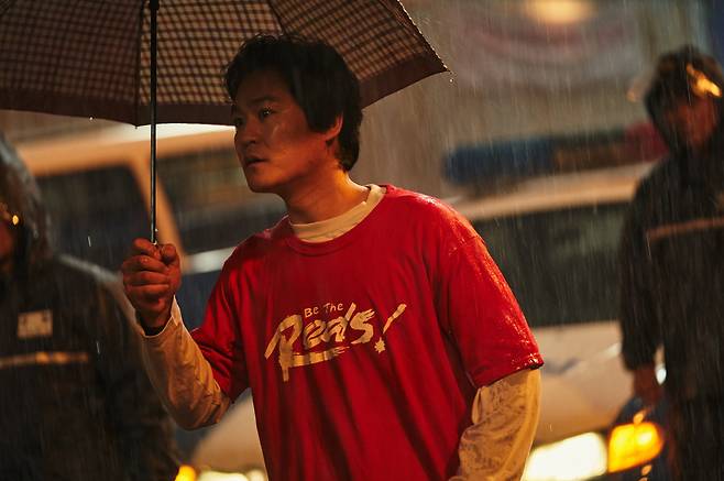 트레이드 마크인 붉은악마 티셔츠를 입은 이재만. 사진제공=디즈니+