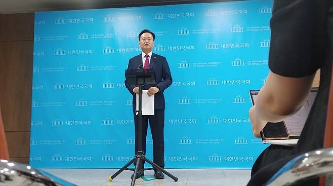 ▲유상범 국민의힘 수석대변인이 13일 오후 국회 소통관 프레스라운지에서 연 백브리핑에서 윤석열 대통령 2차 개각 관련 질문에 답변하고 있다. 사진=조현호 기자