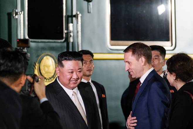 지난 12일 러시아 국경도시 하산의 기차역에 도착한 김정은 북한 국무위원장과 그를 환대하는 알렉산드르 코즐로프 러시아 천연자원부 장관 모습 [TASS]