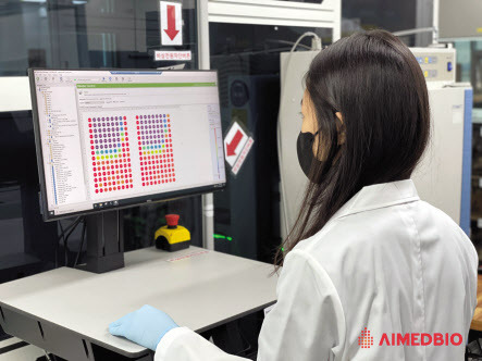 삼성바이오로직스 본사(위쪽 사진)과 에임드바이오 연구원 [삼성바이오로직스 제공]