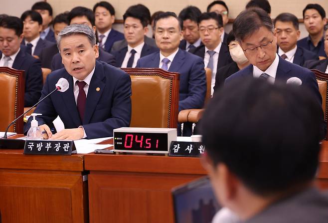 13일 국회에서 열린 법제사법위원회 전체회의에서 이종섭 국방장관이 의원 질의에 답하고 있다. [연합]