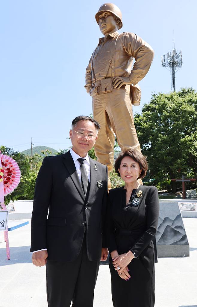 김재욱 군수와 백선엽 장군 장녀 백남희 여사가 동상 앞에서 기념사진을 찍고 있다 (사진=칠곡군 제공) *재판매 및 DB 금지