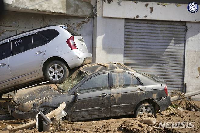 [데르나(리비아)=AP/뉴시스]지중해 폭풍 대니얼이 일으킨 홍수로 도시 전체 중 4분의 1 이상이 파괴된 동부 데르나에서 11일(현지시간) 급격히 불어난 물에 떠내려온 자동차들이 파손된 채 쌓여 있다. 지난 10일 리비아를 강타한 지중해 폭풍 대니얼이 몰고온 홍수로 지금까지 리비아 동부 도시 데르나에서 홍수로 숨진 시신 1000구 이상을 수습했다고 BBC가 보도했다. 2023.09.12.