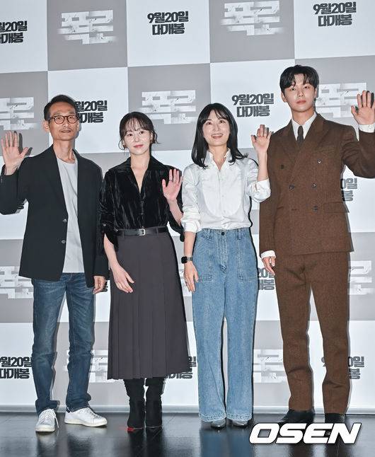 [OSEN=박준형 기자] 13일 서울 자양동 롯데백화점 내 롯데시네마 건대입구점에서 영화 '폭로'(홍용호 감독) 언론시사회가 진행됐다.'폭로'는 본드 살인사건 용의자로 몰린 의뢰인의 무혐의를 입증하는 동시에 진범을 찾으려는 변호인과 범행의 시인과 부인을 거듭하는 피고인, 현장에 있던 제3의 존재로 인해 미궁 속에 빠진 사건의 실체를 쫓는 범죄 스릴러다.홍용호 감독과 유다인, 공상아, 강민혁이 포즈를 취하고 있다. . 2023.09.13 / soul1014@osen.co.kr