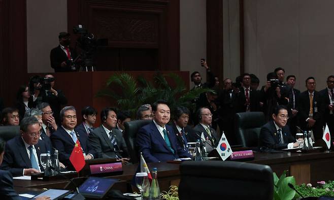 윤석열 대통령이 지난 6일(현지시간) 자카르타 컨벤션센터에서 열린 아세안(동남아시아국가연합)+3 정상회의에 참석해 자리하고 있다. 대통령실 제공