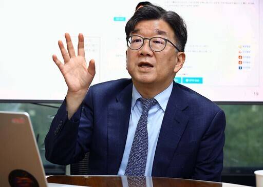 이준환 서울대 언론정보학과 교수가 지난 8월 29일 서울 관악구 서울대 연구실에서 세계일보와 만나 인공지능(AI)과 저널리즘에 관해 이야기하고 있다. 남제현 선임기자