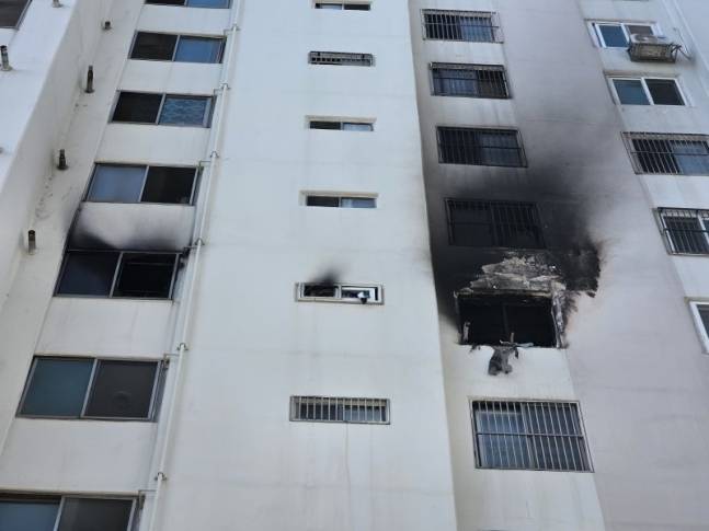 지난 9일 부산 부산진구 개금동 한 아파트에서 난 불로 벽면이 그을려있다. 뉴스1