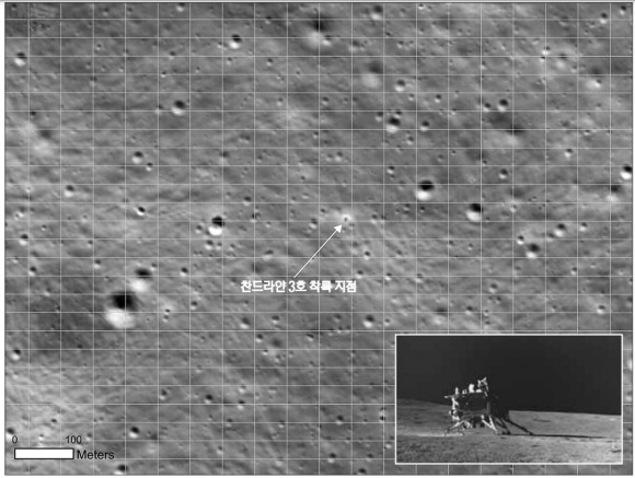 다누리, 인도 ‘찬드라얀 3호’ 달 남극 착륙 지점 찍었다 - 한국 첫 달 궤도 탐사선 ‘다누리’는 지난달 23일 인도의 ‘찬드라얀 3호’가 세계 최초로 달 남극 착륙에 성공한 지점을 찍어 보냈다. 임무 궤도인 달 상공 약 100㎞를 돌던 다누리가 지난달 27일 오전 7시 55분쯤 이 지점을 촬영했다고 한국항공우주연구원은 설명했다. 사진에서 작은 점처럼 보이는 곳이 찬드라얀 3호가 착륙한 달의 남극 지역이다. 작은 사진은 인도우주연구기구(ISRO)가 지난달 30일 공개한 찬드라얀 3호 모선인 비크람 착륙선의 모습. 과학기술정보통신부·인도우주연구기구(ISRO) 제공