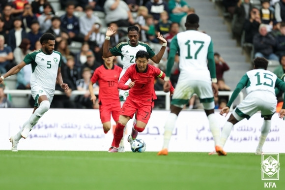 손흥민 돌파! - 위르겐 클린스만 감독이 이끄는 한국 남자 축구 대표팀의 손흥민이 13일(한국시간) 영국 뉴캐슬의 세인트 제임스 파크에서 열린 사우디아라비아와의 친선 경기에서 돌파하고 있다. 2023.9.13 대한축구협회 제공