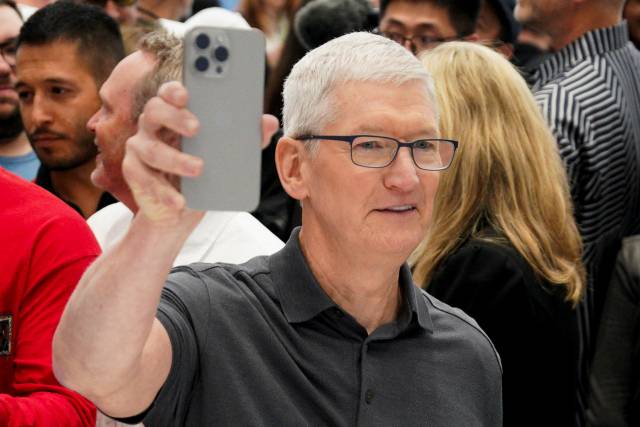 12일(현지 시간) 미국 실리콘밸리 쿠퍼티노 애플파크 스티브 잡스 시어터에서 진행된 아이폰15 시리즈 공개 행사 ‘원더러스트’에서 팀 쿡 애플 최고경영자가 아이폰15 프로 제품을 들어보이고 있다. /로이터연합뉴스