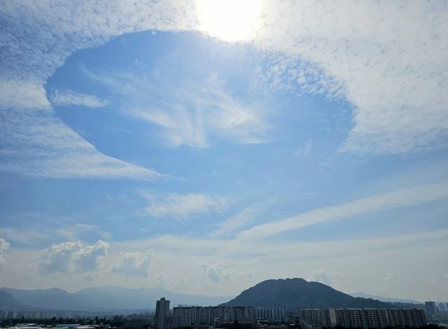 계절이 완연한 가을로 접어든 12일 강원 춘천 도심 하늘 위로 구멍이 난 듯 독특한 모양의 구름이 펼쳐져 있다. 연합뉴스