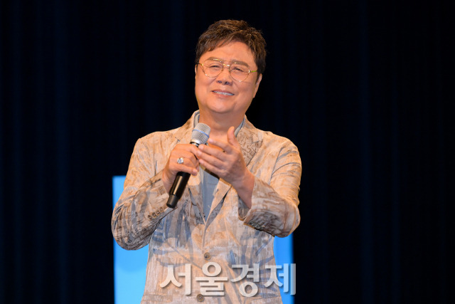 가수 남진이 13일 오후 서울 마포구 YTN홀에서 진행된 신곡 ‘이별도 내 것’, ‘용기 있는 자만이 미인을’ 쇼케이스에서 신곡 무대를 선보이고 있다. 김규빈 기자