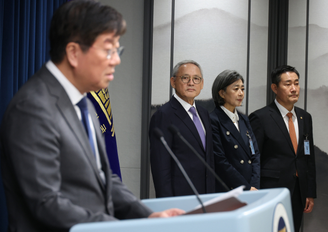 유인촌 문화체육관광부 장관 후보자(왼쪽 두 번째부터), 김행 여성가족부 장관 후보자, 신원식 국방부 장관 후보자가 13일 서울 용산 대통령실 청사에서 열린 김대기 대통령 비서실장(왼쪽)의 2차 개각 발표 브리핑에 배석하고 있다./연합뉴스