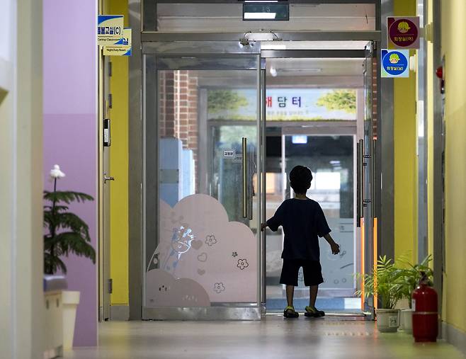 서울의 한 초등학교 돌봄교실에 나온 아이가 복도를 걸어가고 있다. ⓒ시사IN 조남진