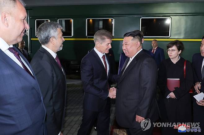 김정은 "4년만에 방러, 북러관계 전략적중요성 뚜렷히 표현" (평양 조선중앙통신=연합뉴스) 김정은 북한 국무위원장이 12일 새벽 러시아 국경도시 하산에 도착했다고 북한 매체가 공식으로 발표했다.
    조선중앙통신은 13일 "조로(북러)친선협조관계를 새로운 높이로 승화발전시키시기 위해" 러시아를 공식방문하는 김 위원장이 탄 전용열차가 현지시간으로 전날 6시 하산역구내로 들어섰다고 보도했다. 2023.9.13 
    [국내에서만 사용가능. 재배포 금지. For Use Only in the Republic of Korea. No Redistribution] 
 nkphoto@yna.co.kr