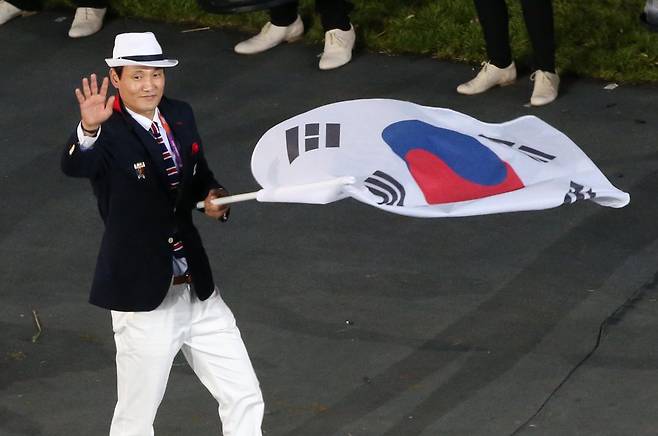 <올림픽>위풍당당 대한민국 (런던=연합뉴스) 서명곤 기자 = 지구촌 최대 스포츠축제가 될 제30회 런던하계올림픽이 28일 영국 런던 북동부 리밸리의 올림픽스타디움에서 화려한 막을 올렸다. 개막식에서 태극기를 든 핸드볼 대표팀 윤경신 선수를 선두로 대한민국 선수단이 입장하고 있다.   2012.7.28 seephoto@yna.co.kr