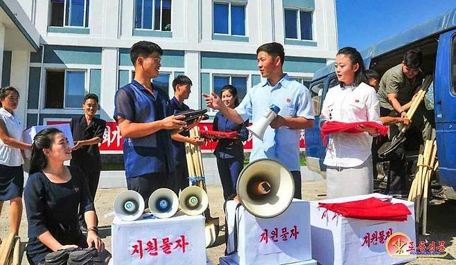 추수 지원하는 평안북도 청년동맹위원회  [우리민족끼리 캡처]