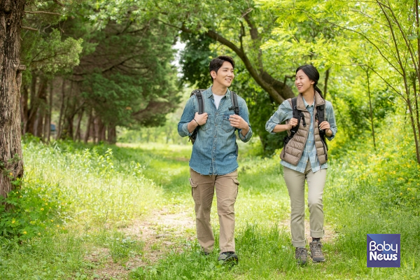 걸을 때는 산책하듯이 너무 느리게 걸어서는 안 되며, 숨이 약간 차는 정도로 빠르게 걸어야 운동 효과를 볼 수 있다. ⓒ베이비뉴스