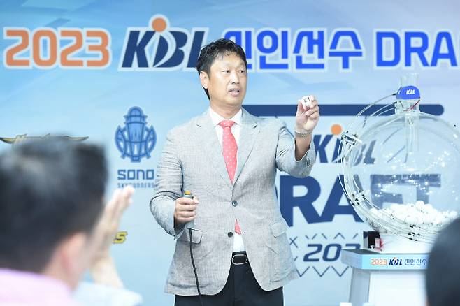 2023 KBL 국내 신인선수 드래프트 순위 추첨에서 수원 KT가 1순위 지명권을 따냈다. 사진=KBL