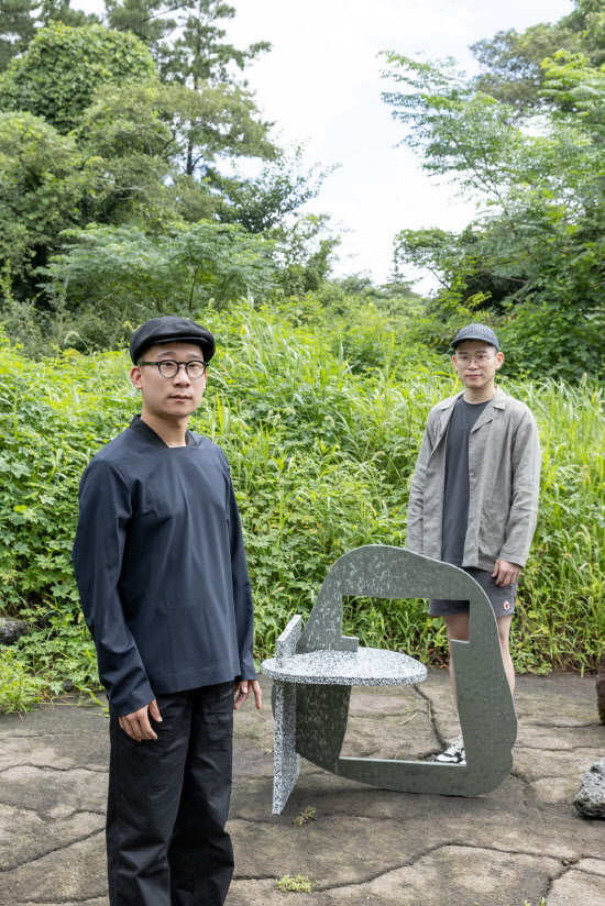 디자이너 듀오 ‘더 나이브 사이드’의 채수원(왼쪽) 디자이너와 윤석현 디자이너(사진=스피커).