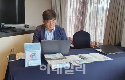 이홍수 키프라임리서치 상무는 14일 데일리파트너스와 (재)한국혁신의약품컨소시엄(KIMCo)이 개최한 오픈이노베이션 콘퍼런스 행사장에 마련된 휴식 공간에서 자사 서비스를 홍보하고 있었다. (사진=이데일리 김새미 기자)