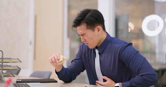 위산 역류나 속쓰림 증상을 보이는 위식도 역류질환이 있다고해서 위내시경검사를 되풀이해 받을 필요는 없을 것 같다. 일반 상식과는 달리, 위내시경검사 결과 식도 점막에 염증이 없으면 식도암 위험이 높지 않기 때문이다. [사진=게티이미지뱅크]
