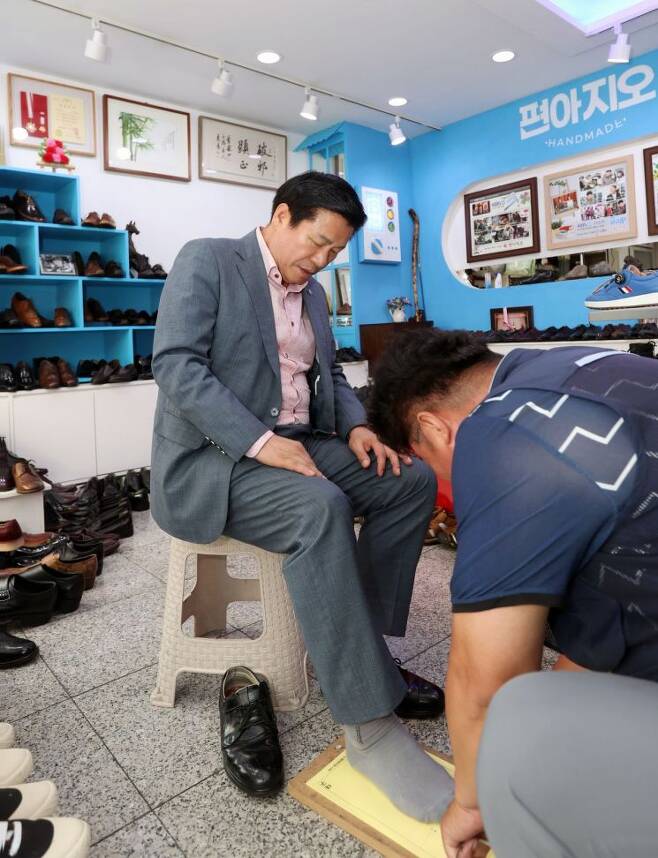 류규하 대구 중구청장이 수제화골목의 상점 '편아지오'에서 구두를 맞추고 있다.