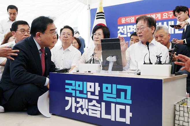 태영호 국민의힘 의원이 7일 오전 서울 여의도 국회 본관 앞에서 8일째 단식 중인 이재명 더불어민주당 대표를 찾아가 지난 6일 대정부질문 당시 태 의원에게 '쓰레기' 발언을 한 박영순 의원에 대한 출당 및 제명 조치를 촉구하고 있다.   /뉴스1