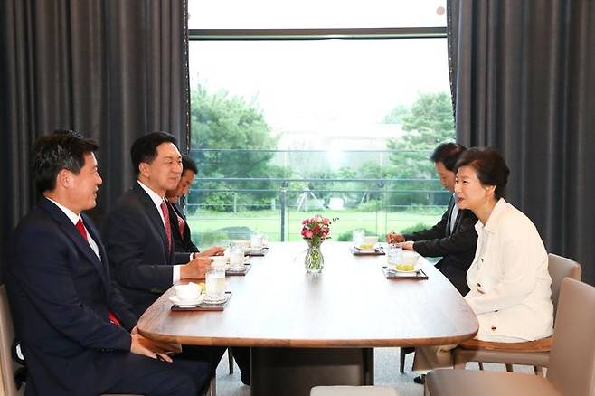 국민의힘 구자근 당대표 비서실장, 김기현 당대표, 박대출 정책위의장, 유영하 변호사, 박근혜 전 대통령(왼쪽 앞에서부터 시계방향으로)이 13일 대구 달성군에 위치한 박 전 대통령의 사저에서 환담을 나누고 있다. ⓒ국민의힘