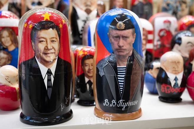 러시아 모스크바의 기념품 가게에 시진핑(왼쪽) 중국 국가주석과 블라디미르 푸틴 대통령의 사진이 담긴 마트료시카 인형이 판매되고 있다(자료사진). ⓒAP/뉴시스