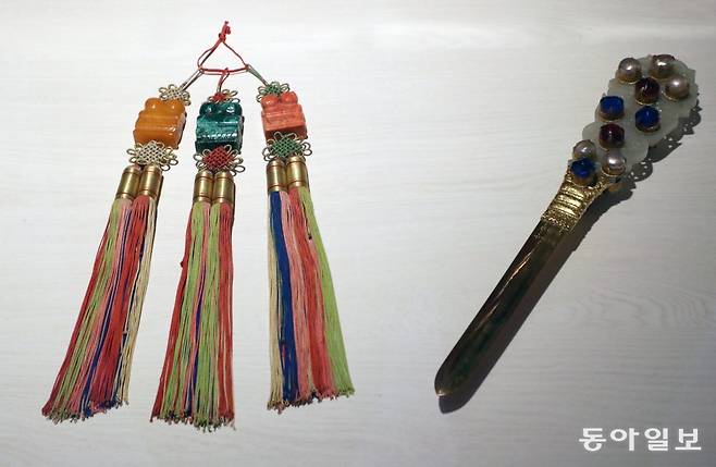 전시장 한편엔 왕실 혼례 용품 110여 점도 옛 문헌들과 함께 했다.