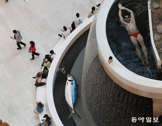 “Swimmer(수영선수)”와 “Fishes(물고기)”를 입력한 결과. 수영선수는 아래의 행인들에 비해 너무 컸고 물고기는 분수대에 어울리지 않는 생선으로 나타났다. 이한결 기자=always@donga.com