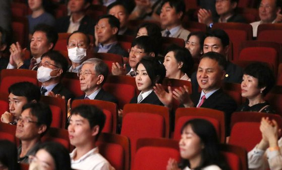 윤석열 대통령의 부인 김건희 여사가 13일 오후 서울 종로구 세종문화회관에서 열린 시각장애인 전문연주단 한빛예술단의 창립 20주년 기념음악회를 관람하고 있다. 대통령실통신사진기자단