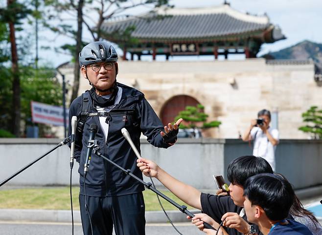 유인촌 문화체육관광부 장관 후보자가 14일 오전 서울 종로구 모처에 마련된 인사청문회 준비 사무실에 자전거를 타고 출근, 취재진 질문에 답하고 있다. /사진=뉴스1