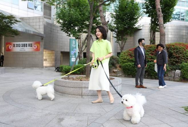 김건희 여사가 5월 11일  오전 서울 서초구 자택에서 윤석열 대통령 출근길 배웅에 나서고 있다. / 사진=연합뉴스