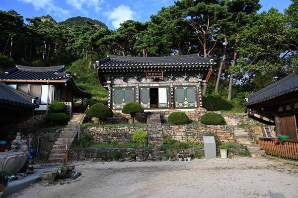 절 맞은편 안개바위에서 유래한다는 무암사.