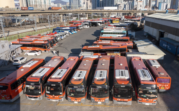 부산 한 차고지에 전세버스들이 주차돼 있는 모습. 국제신문 DB