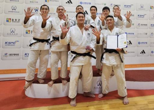 2023 철원컵 전국유도대회에서 남자 고등부 단체전 우승을 차지한 경민고 선수들이 시즌 5관왕을 의미하는 다섯 손가락을 펼쳐보이고 있다. 경민고 제공