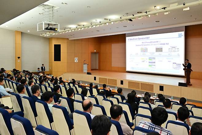 지난 7일 광주 광산구 삼성전자 그린시티에서 열린 '스마트공장 3.0 킥오프 행사'에서 김동욱 삼성전자 ESG&스마트공장지원센터장이 특강하고 있다. 삼성전자