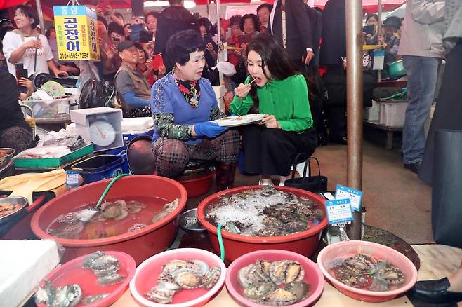 [부산=뉴시스] 홍효식 기자 = 윤석열 대통령 부인 김건희 여사가 14일 부산 기장군 기장시장을 방문해 전복을 시식하고 있다. 2023.09.14.