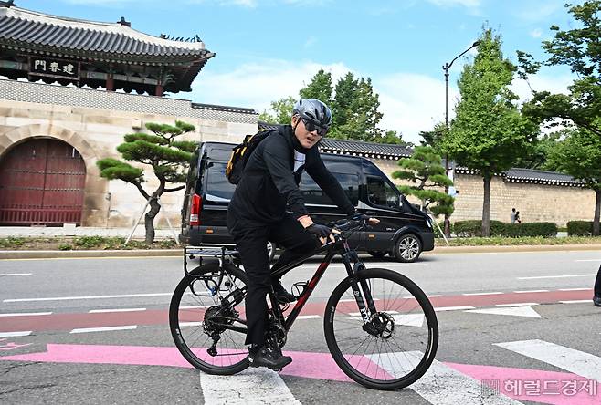 유인촌 문화체육관광부 장관 후보자가 14일 서울 종로구 모처에 마련된 인사청문회 준비 사무실에 자전거를 타고 출근하고 있다. 임세준 기자